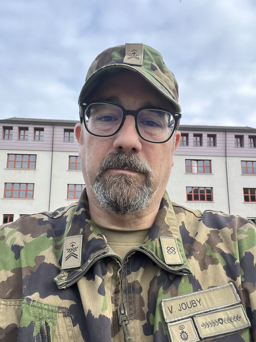 hb9vcj's tweet photo. 1/2 Instruction sur la programmation des appareils de transmission SE-235 et SE-135 ainsi que le montage des antennes par le team de l’AFTT Vaud pendant le cours de cadre « Bradley » à la place d’arme de Bière.
#AFTT #AFTTVaud #EVU #SwissArmy #ArmeeSuisse #HamRadio #RadioAmateur https://t.co/wCkaw6pXBe