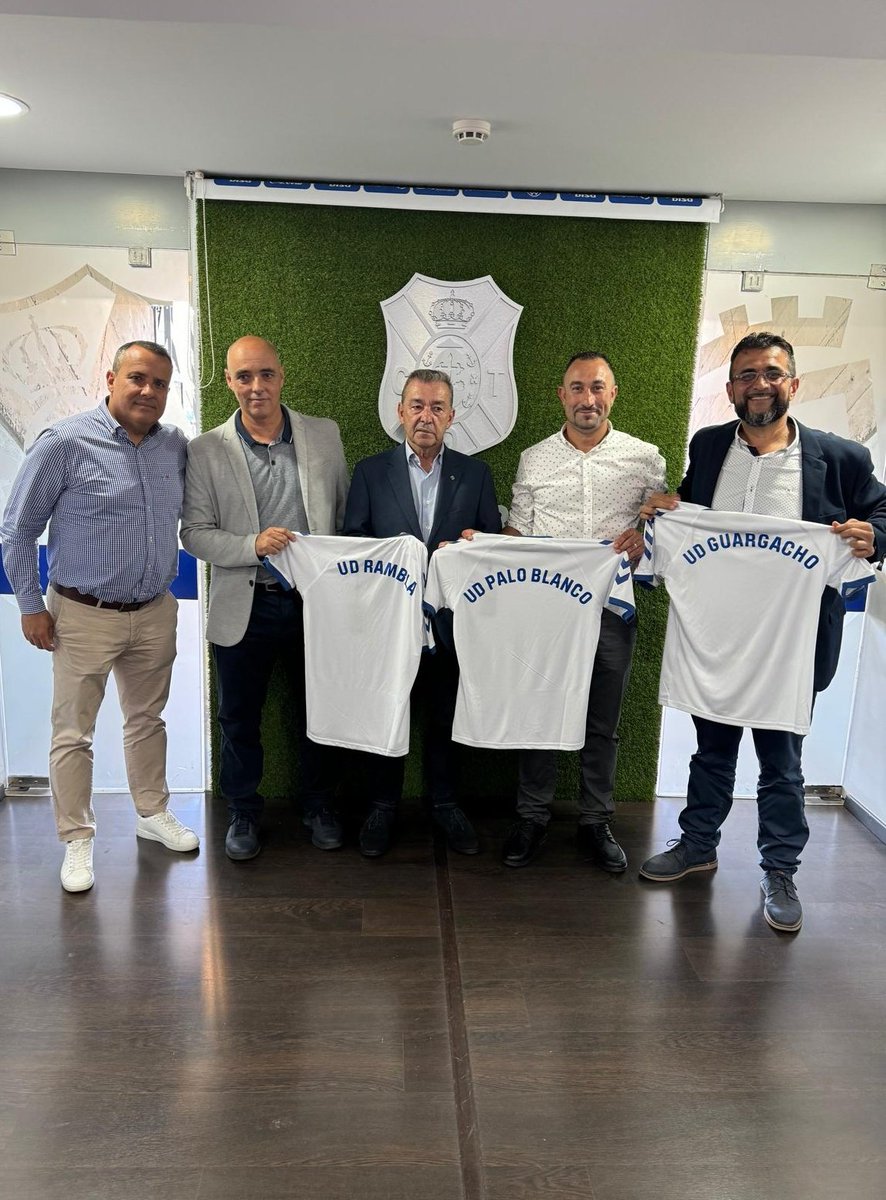CDTOficial's tweet photo. El palco del #TenerifeRealValladolid recibió hoy a los presidentes de la #UDRambla, #UDPaloBlanco y #UDGuargacho, clubes conveniados con la entidad #blanquiazul ⚪🔵.
@CdtCantera @CDTFundacion #YoSoyElTenerife https://t.co/f1QYij2zL2