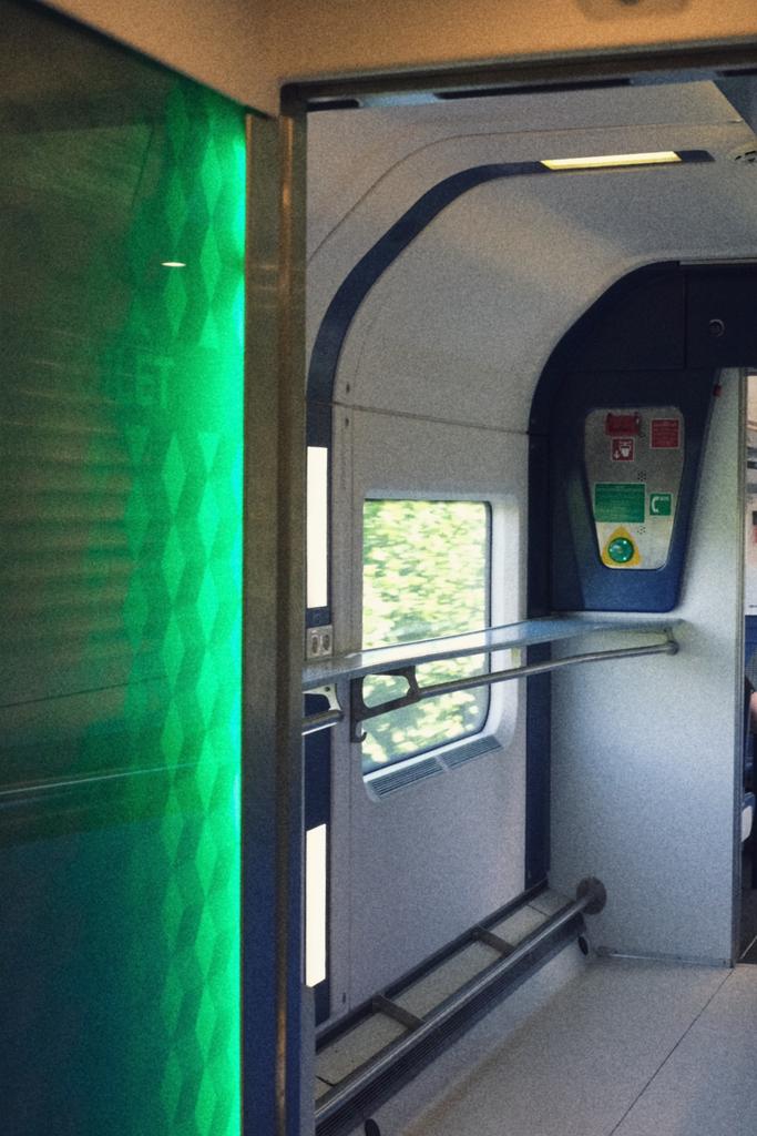 _DiningCar's tweet image. 🇭🇺🥪🍺 Warm greetings👋 from the popular Sunday afternoon #InterCity-service №803 "Mecsek" from #Pécs🇭🇺 to #Budapest🇭🇺. This 10 carriage long consist runs with a nice MÁV "ARmz" half 1st-class / half bistro carriage, where I went for a sandwich🥪 &amp;amp; a Hungarian lager🍺! ☺️