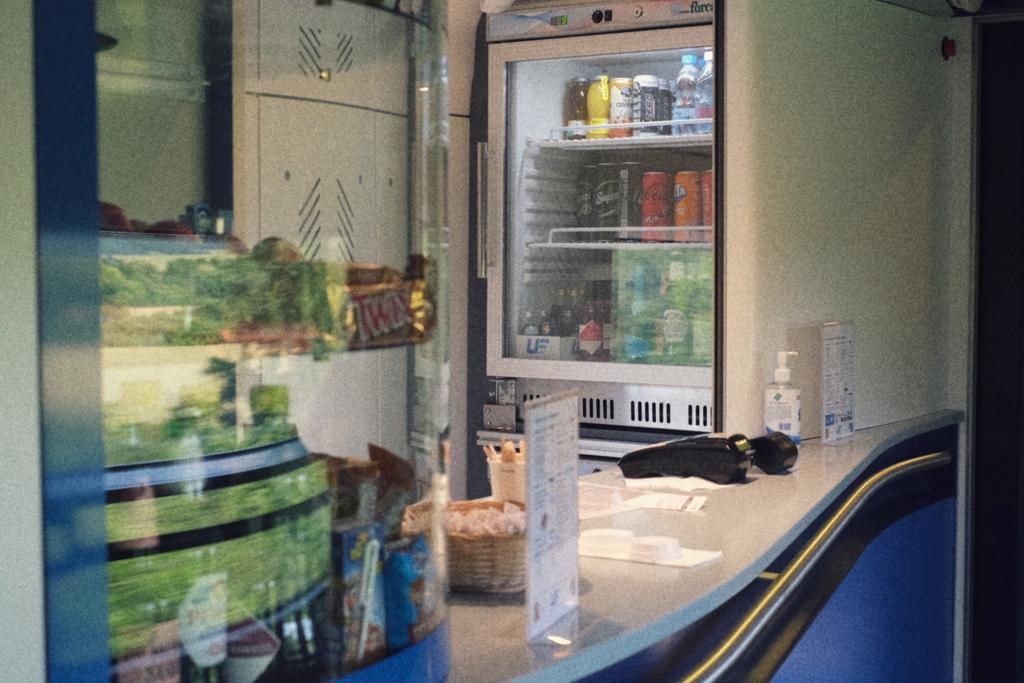 _DiningCar's tweet image. 🇭🇺🥪🍺 Warm greetings👋 from the popular Sunday afternoon #InterCity-service №803 "Mecsek" from #Pécs🇭🇺 to #Budapest🇭🇺. This 10 carriage long consist runs with a nice MÁV "ARmz" half 1st-class / half bistro carriage, where I went for a sandwich🥪 &amp;amp; a Hungarian lager🍺! ☺️