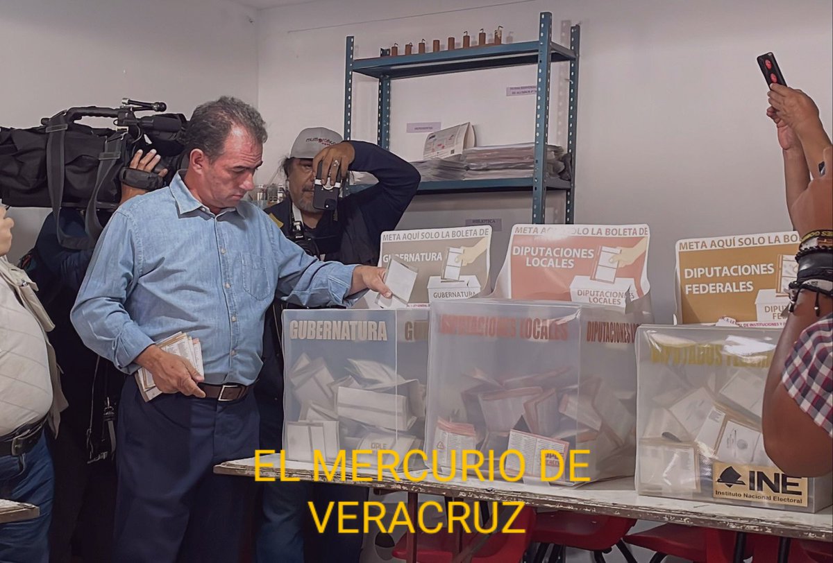 En compañía de su familia, <a href="/Pepe_Yunes/">PEPE</a>  emitió su voto esta mañana en la casilla correspondiente a la sección 3038 de #Perote. A su llegada, en entrevista con medios de comunicación, exhortó a las y los ciudadanos a salir y participar en el proceso electivo.
📷 <a href="/LuisOrtizAMV/">Luis Ortiz</a>