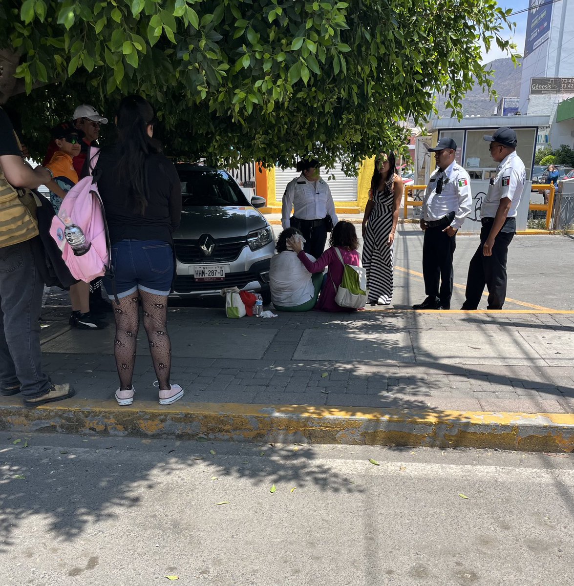 Lleva mas de una hr y varios reportes al <a href="/911/">Bush</a> y no llega ninguna ambulancia ⁦<a href="/Salud_Hidalgo/">Secretaría de Salud del Estado de Hidalgo</a>⁩ ⁦<a href="/sergiobanosr/">Sergio Baños Rubio</a>⁩ ⁦<a href="/juliomenchaca_/">Julio Menchaca</a>⁩