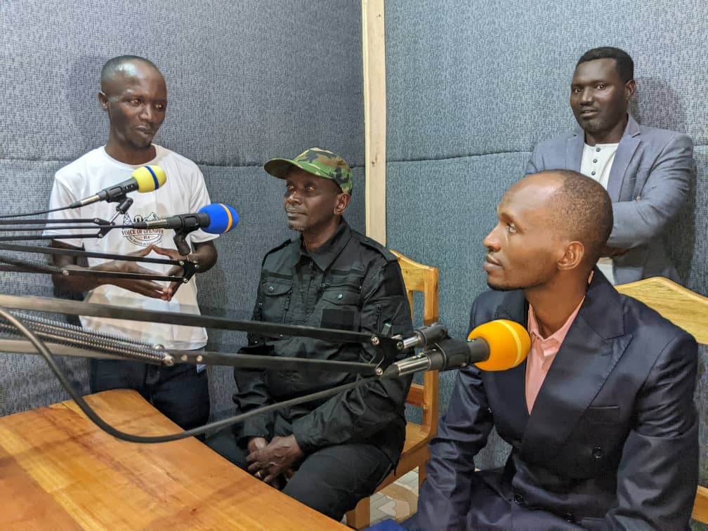 SugiraMireille's tweet photo. 🔴 LUTTE CONTRE LA DÉSINFORMATION

Lancement officiel d'une Radio communautaire par les jeunes de #Bunagana de la fondation "UPENDO", en présence de l'administrateur de #Rutshuru. Cérémonie rehaussée par le Docteur Oscar Balinda Mugaba @BalindaOsca de l'#AllianceFleuveCongo. https://t.co/pGlCfIqJ9t