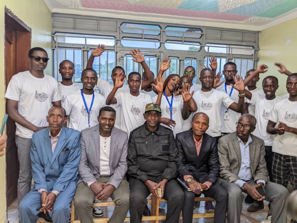 SugiraMireille's tweet photo. 🔴 LUTTE CONTRE LA DÉSINFORMATION

Lancement officiel d'une Radio communautaire par les jeunes de #Bunagana de la fondation "UPENDO", en présence de l'administrateur de #Rutshuru. Cérémonie rehaussée par le Docteur Oscar Balinda Mugaba @BalindaOsca de l'#AllianceFleuveCongo. https://t.co/pGlCfIqJ9t
