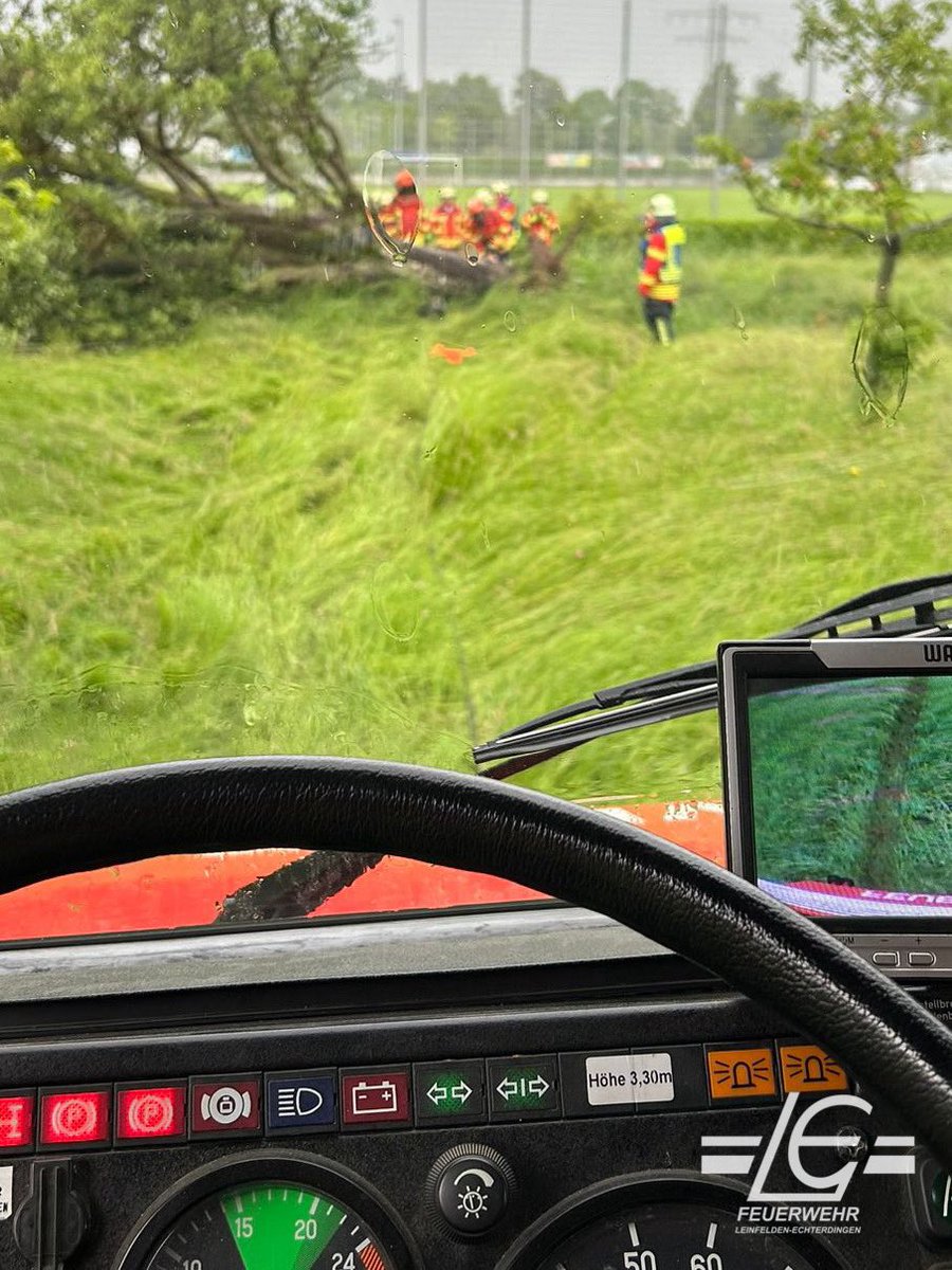 FeuerwehrLE's tweet photo. In Echterdingen war heute ein Baum auf eine Straße gestürzt. Mit dem extrem geländegängigen Unimog konnten wir auf die völlig durchweichte Wiese auffahren und den Baum mit der Seilwinde einfach von der Straße ziehen. 
Hier konnte unser Unimog v. 1987 seine Stärken ausspielen. ^cz https://t.co/etu8dUXvDq