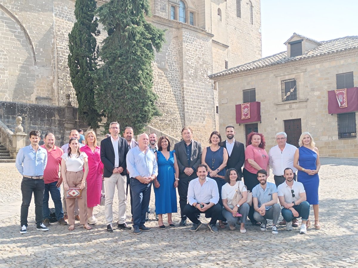 🇪🇺 El único líder número 1 de candidatura a #eleccioneseuropeas que ha acudido a la #provinciadejaen es Tomás Guitarte, de #EXISTE (integra #JaénMereceMás con tres personas). Tras desgranar el programa ante la prensa, saludó a vecinos de #Jaén y #Baeza
coalicionexiste.es