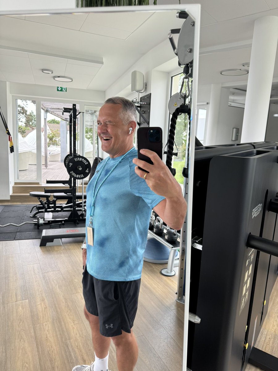 sarfeld's tweet image. ✅ 🥣 🫖  So.  #Fasten geschafft. 7 Kilos runter. Tat gar nicht weh. #Fit wie ein Turnschuh.  #buchingerwilhelm