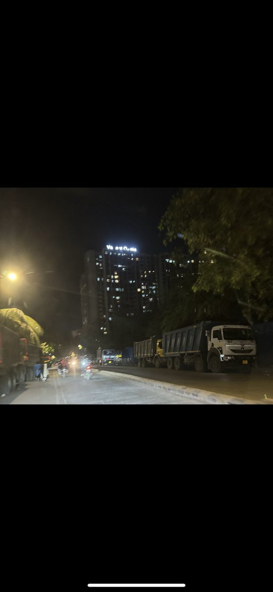 MarolMoVo's tweet photo. 12 umper trucks +02 buses illegally parked on the road
Reduced the width of the road by 50%

@MTPHereToHelp kindly do the needful
Add
Opp vasant oasis
Makwana road to Marol circle
#marol
Andheri E
💐💐💐💐 https://t.co/NSlRGyipdH