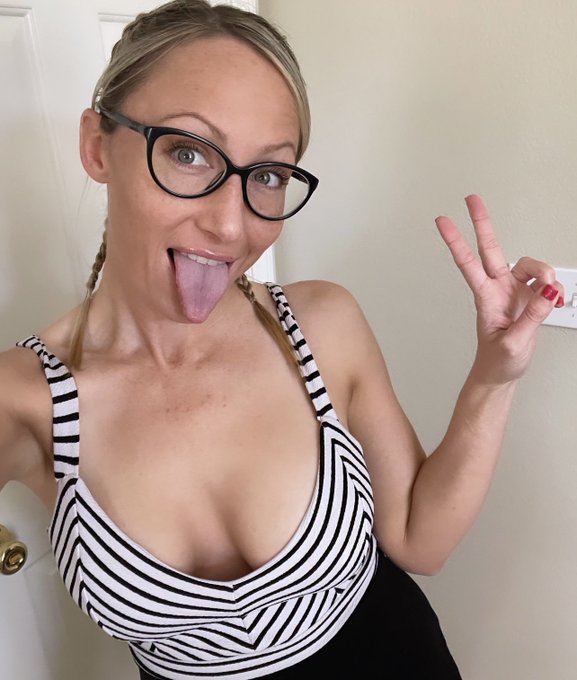 ✌🏼☮️💕😇🤓 Just a cute milf on her way to do suburban mom things 😘😘😘 I love weekends with my son and family