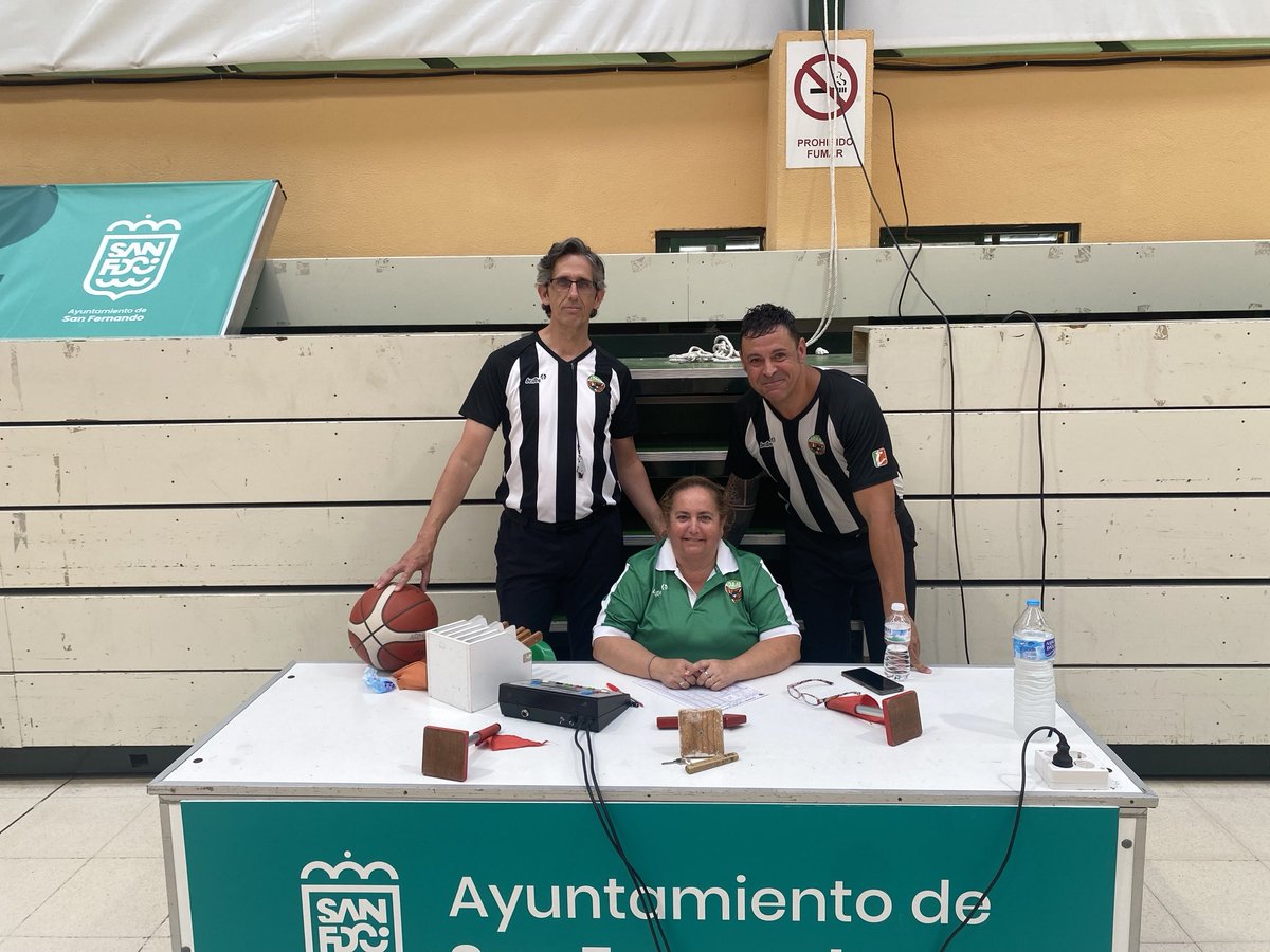 Luichifa1's tweet photo. ADAAB del Sur.
Equipo arbitral final liga masculina El Mira . https://t.co/Vv9qd49E2m