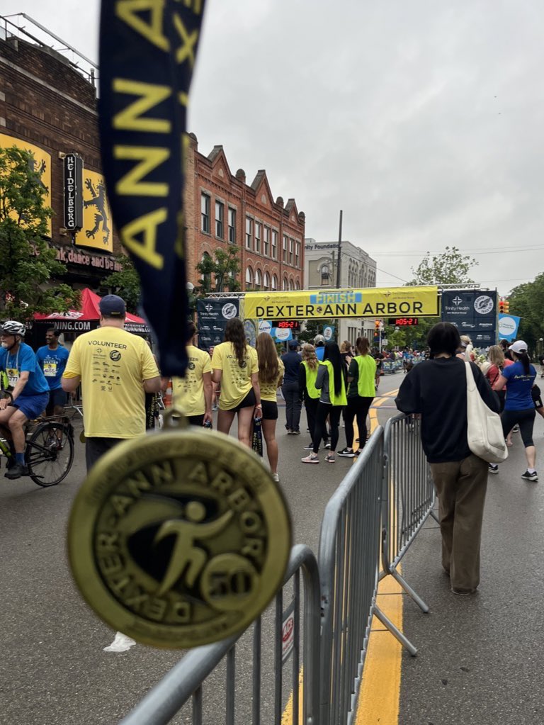canadian_dre's tweet photo. Started my funemployment chapter with my first 10k race 🏅✌🏼
So glad I signed up and pushed myself to run it. Really enjoyed the “me time” this morning, too 😊 #RunDXA2 https://t.co/uFff11g6zg