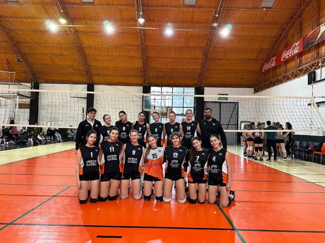 🏐✯ |

El dia sábado se disputaron las finales provinciales U18.
Los partidos de la zona fueron ante Escuela 221 (1-2) y Ataliva Roca (2-1).
El equipo racinguista ganó en semifinales ante Campos de Acha 2-0, mientras que en la final no pudo contra Pico FC, cayendo 3-0.
