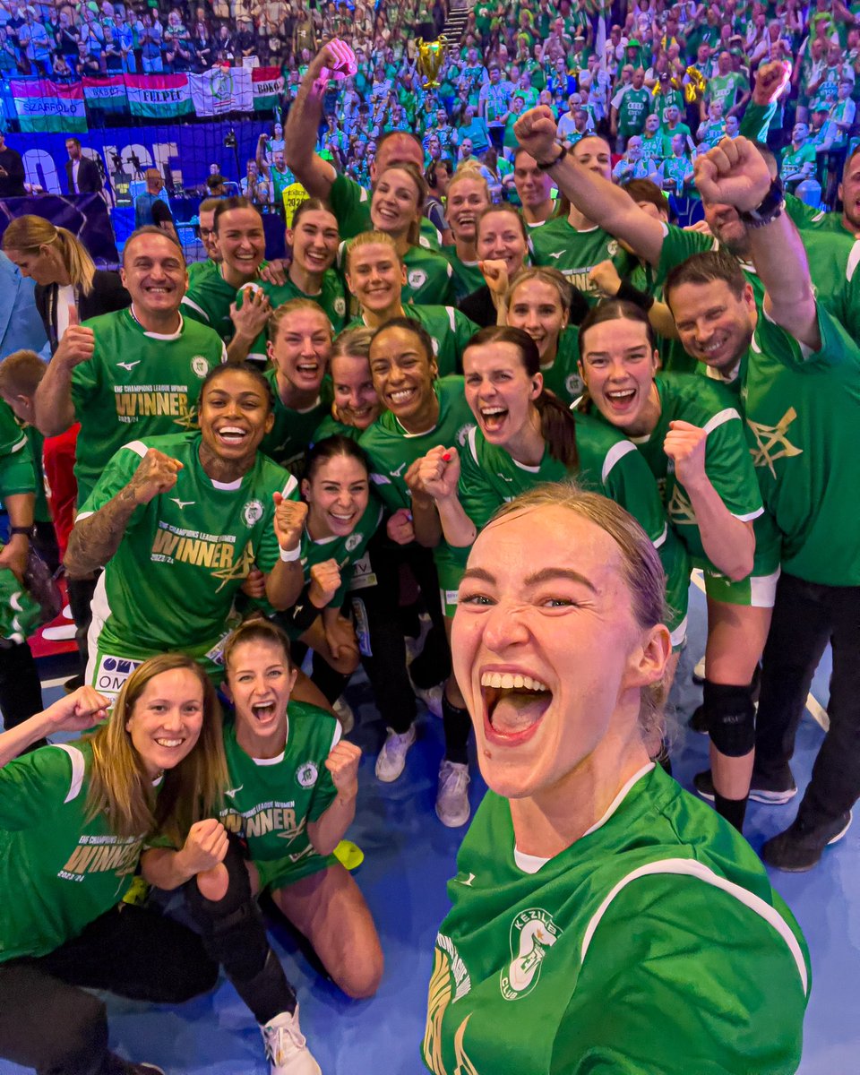 ehfcl's tweet photo. 𝗤𝗨𝗘𝗘𝗡𝗦 𝗢𝗙 𝗘𝗨𝗥𝗢𝗣𝗘 👑 𝗦𝗘𝗟𝗙𝗜𝗘 🟢⚪️ @audietokc_gyor 

#ehffinal4 #ehfcl #CLW #handball https://t.co/7g168UWRu4