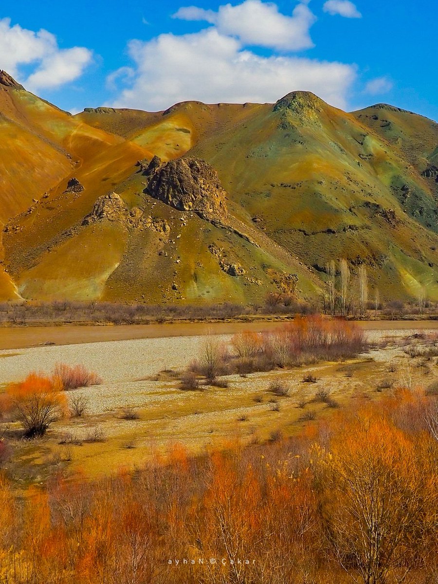 SuGraphic's tweet photo. Once upon a time ..
A moment on Anatolia ways 💙🧡
 Sivas - Erzurum Plateau, Türkiye
#Platolar #Plateau
#LandscapePhotography
#DoğuEkspres #TrainTrip 🚂
#NaturePhotos   
#Sivas #Erzurum #Ovalar
#DoğaFotoğrafçılığı 🏕
#Rivers #Nehirler #Bozkırlar #Advantures https://t.co/RtFjisKgDV