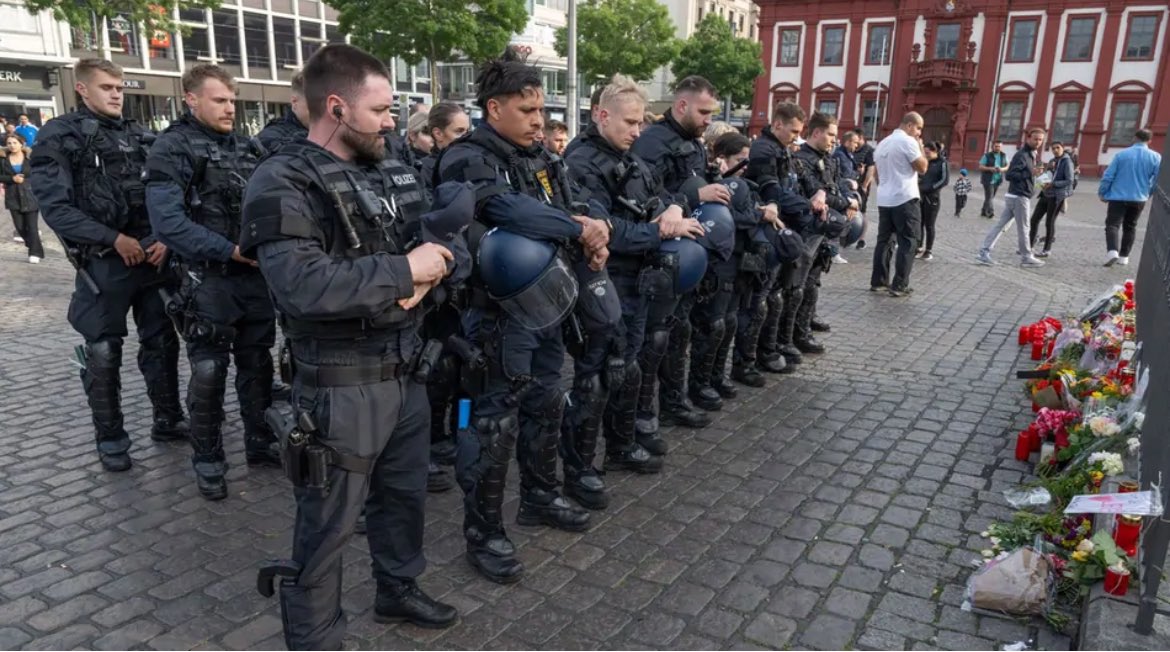 KGDOnline's tweet photo. Polizist stirbt nach Messerangriff eines afghanischen Islamisten auf Mannheimer Marktplatz. Der Angreifer habe dem 29 Jahre alten Beamten mehrmals in den Kopfbereich gestochen.
Unsere Gedanken sind bei der Familie, den Angehörigen und den Kolleginnen und Kollegen.
#mannheim #BadenWürttemberg #Deutschland