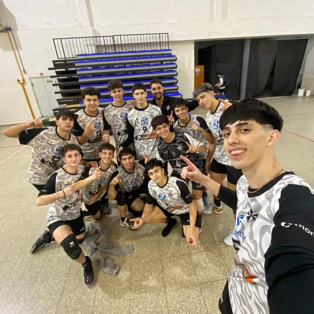 🏐✯| #FinalesProvincialesMasculinas

En el dia de ayer, la categoria U18 disputó las finales provinciales en Ataliva Roca.
Racing triunfó en todos los partidos 2-0 clasificándose a la Copa Argentina. 

🤍🖤 #VamosAlbo
racingclubcastex.com.ar
