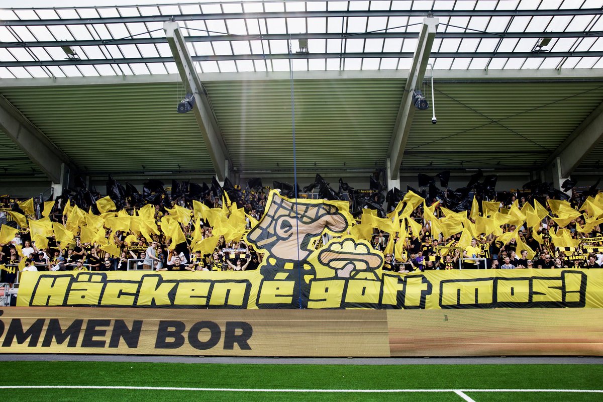 Tifosvenskan's tweet photo. 🔮 Omgång 12 Tifosvenskan 
🤹‍♂️@Getingarna_BKH 1 - 0 @AIKfotboll 
⚽️ BK Häcken - AIK
🏟️ Bravida Arena

Korvtifo på Hisingen 🌭🌭🌭

1942 beställde två unga Häcken-spelare, Conny och Päsa, korv och bröd med mos ovanpå. Någon vecka därefter kom de tillbaka och beställde "en special". Därmed hade maträtten fått sitt namn.

Seger på läktaren för korvfantasterna från Hisingen. 

📸 @FotbollSthlm