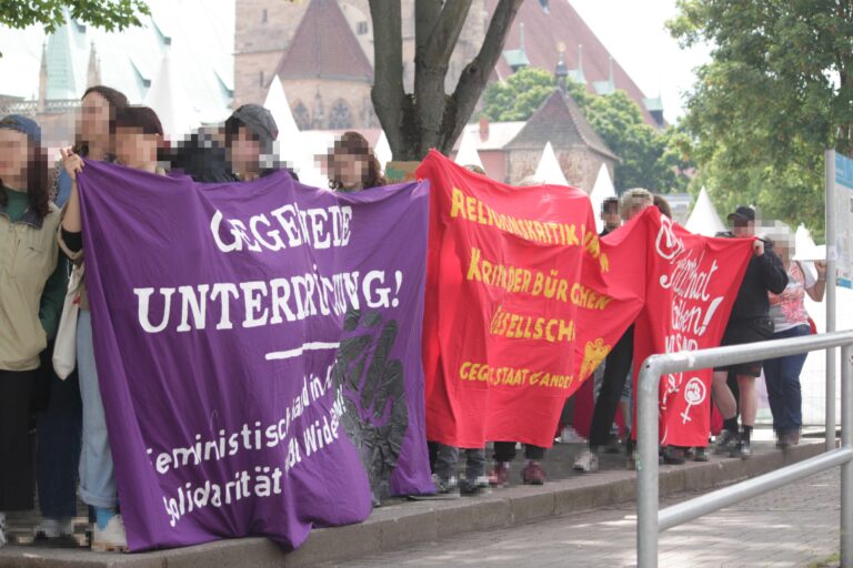 AntifaErfurt's tweet photo. „Marsch für das Leben“ und Gegenproteste beim Katholikentag
Im Rahmen des #Katholikentag in #Erfurt organisierten Abtreibungsgegner:innen, christliche Fundis und Rechte einen sog. „Marsch für das Leben“. Spontan bildete sich Gegenprotest: https://t.co/dMY5LRVcjQ https://t.co/tUkMrprqXh