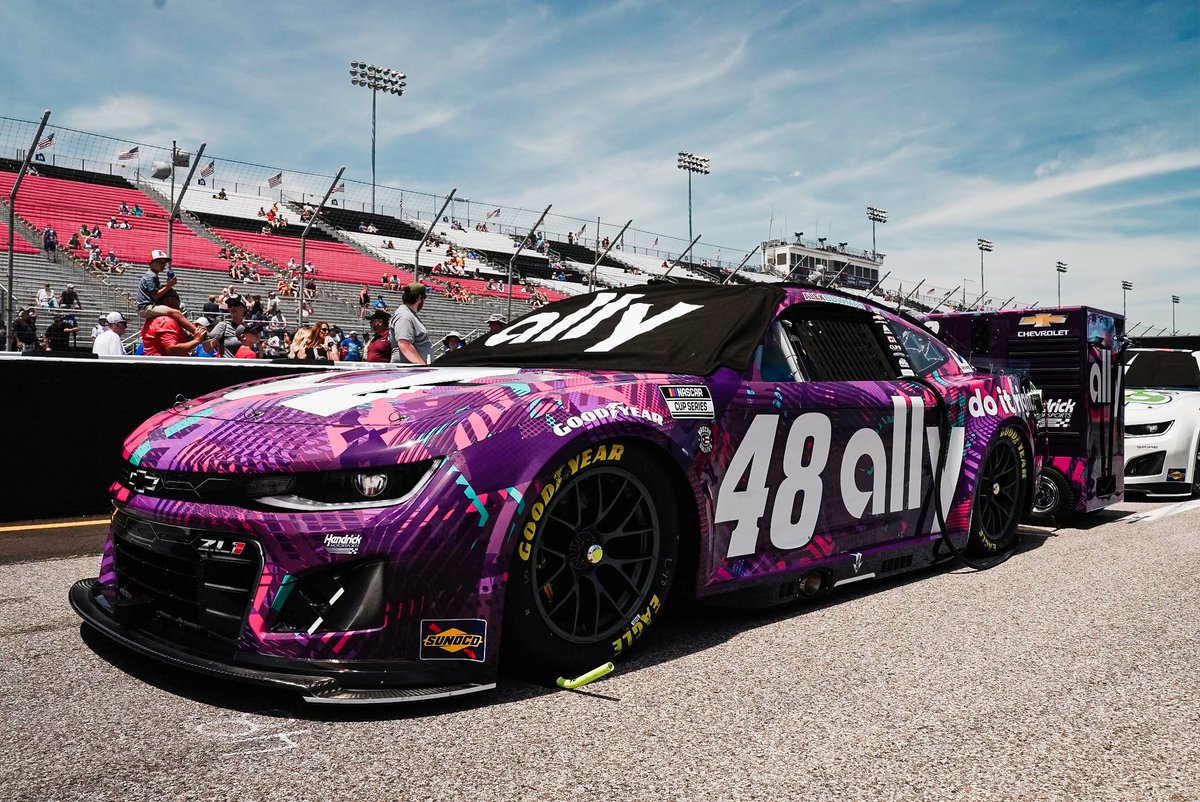 The stage is set. 1.5 hours til showtime. 

📺 ➡️ FS1 3:30 P.M. EST.