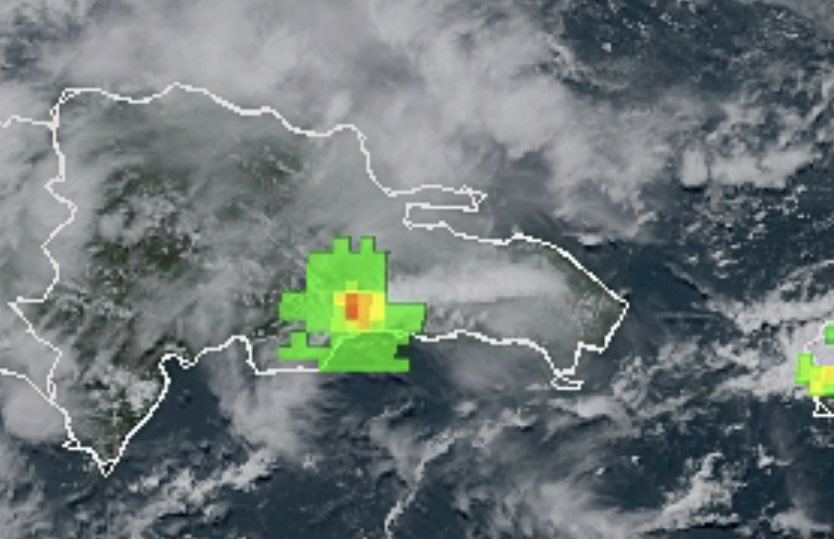 Núcleo convectivo sobre Santo Domingo y San Cristóbal generando tormentas eléctricas.
