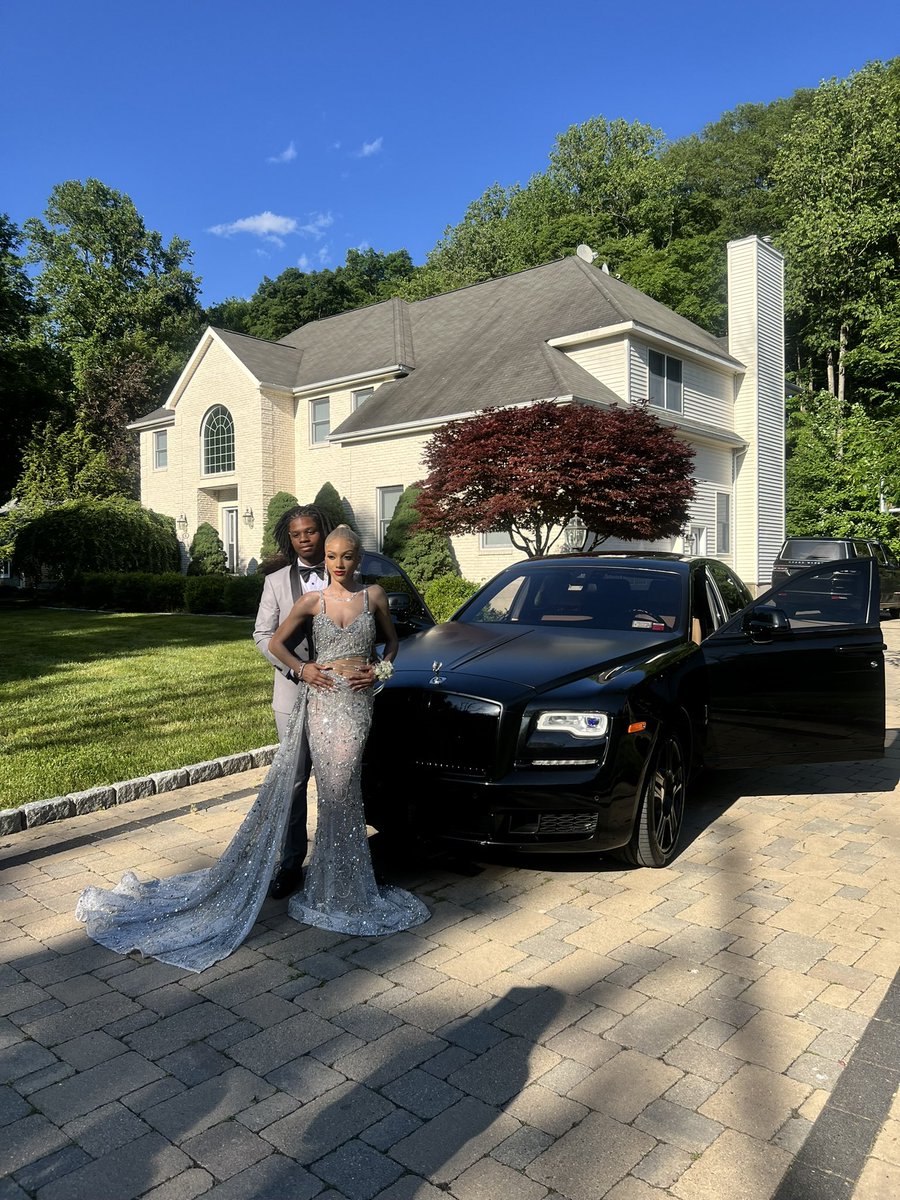 Redtape_Re's tweet photo. & my sister won Prom Queen #prom2k24 #prom2024 π https://t.co/MlbKH4grYh