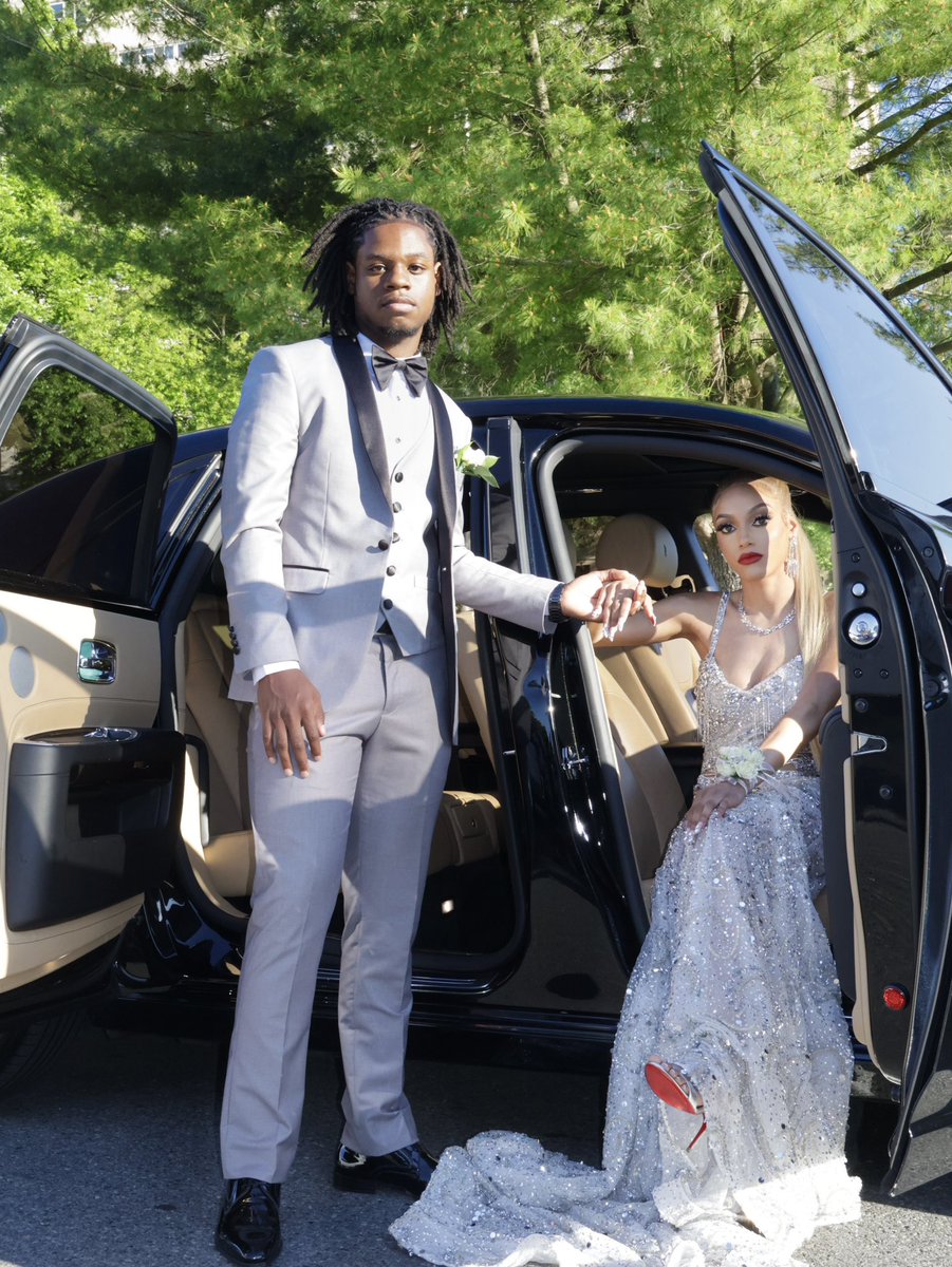 Redtape_Re's tweet photo. & my sister won Prom Queen #prom2k24 #prom2024 π https://t.co/MlbKH4grYh