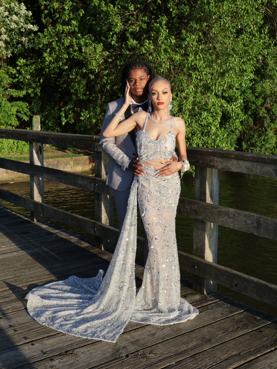 Redtape_Re's tweet photo. & my sister won Prom Queen #prom2k24 #prom2024 π https://t.co/MlbKH4grYh