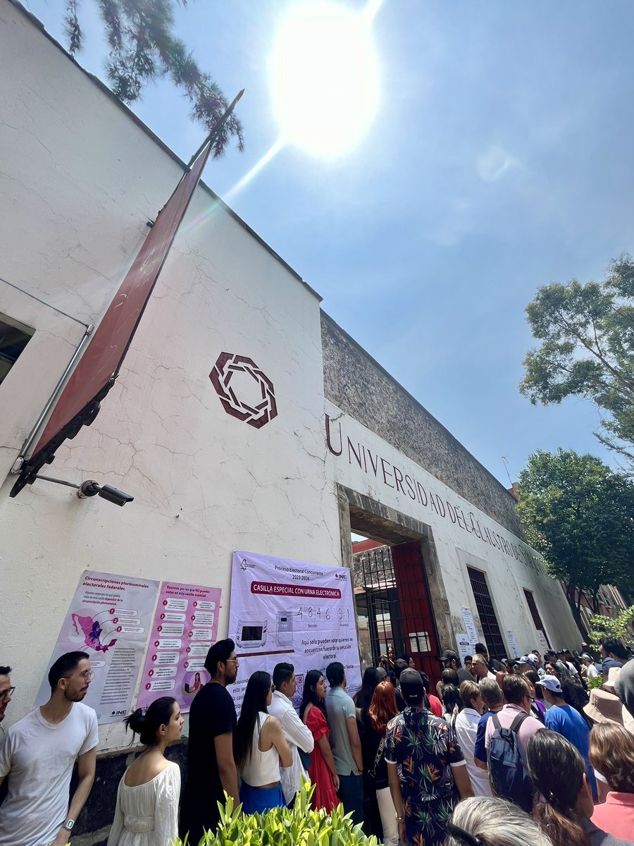AlithaGalvan's tweet photo. En la casilla especial en la Universidad del Claustro de Sor Juana, en la CDMX, comentan que no pueden saber con certeza cuántas boletas quedan porque son electrónicas. 
#EleccionesMexico2024 https://t.co/1nAHOdGkxi