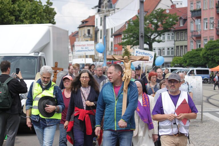 AntifaErfurt's tweet photo. „Marsch für das Leben“ und Gegenproteste beim Katholikentag
Im Rahmen des #Katholikentag in #Erfurt organisierten Abtreibungsgegner:innen, christliche Fundis und Rechte einen sog. „Marsch für das Leben“. Spontan bildete sich Gegenprotest: https://t.co/dMY5LRVcjQ https://t.co/tUkMrprqXh