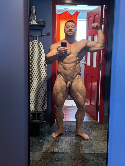 I need to be wider than this door&hellip; https://t.co/3FIa0fi2D7