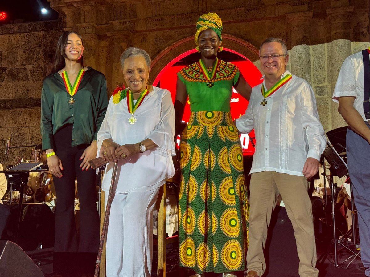 ¡Qué noche más bonita celebrando #491años de Cartagena! Y qué honor recibir la condecoración "Orden Pedro Romero".

No tengo más que agradecimiento con mi ciudad y con los y las cartageneras que son la inspiración para transformar nuestra ciudad

Seguiré totalmente comprometido!