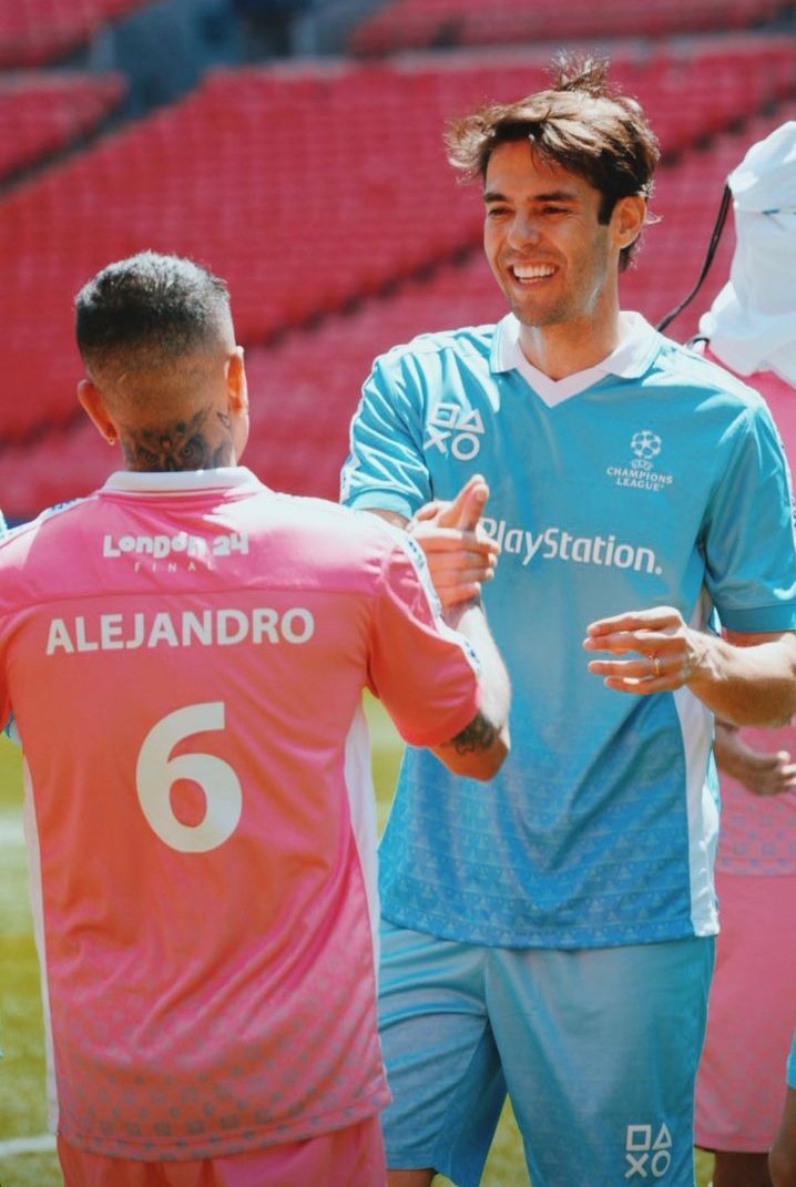 Rauw Alejandro hoy en el estadio de Wembley jugando un partido de fútbol.