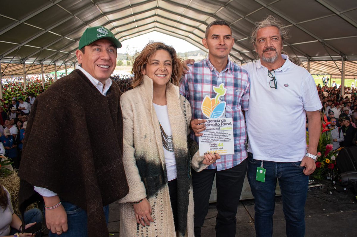 ADR_Colombia's tweet photo. #DiaDelCampesino #OrgulloCampesino 
Nuestro presidente @LuisHigueraM  entrega un primer proyecto elaborado con excombatientes en Simijaca.

El mensaje es claro: "El campo es la llave del cambio y de la paz, defendemos nuestro gobierno" @LuisHigueraM 

@ComisionadoPaz
@UAcuerdoPaz https://t.co/g0lXrzQXXE