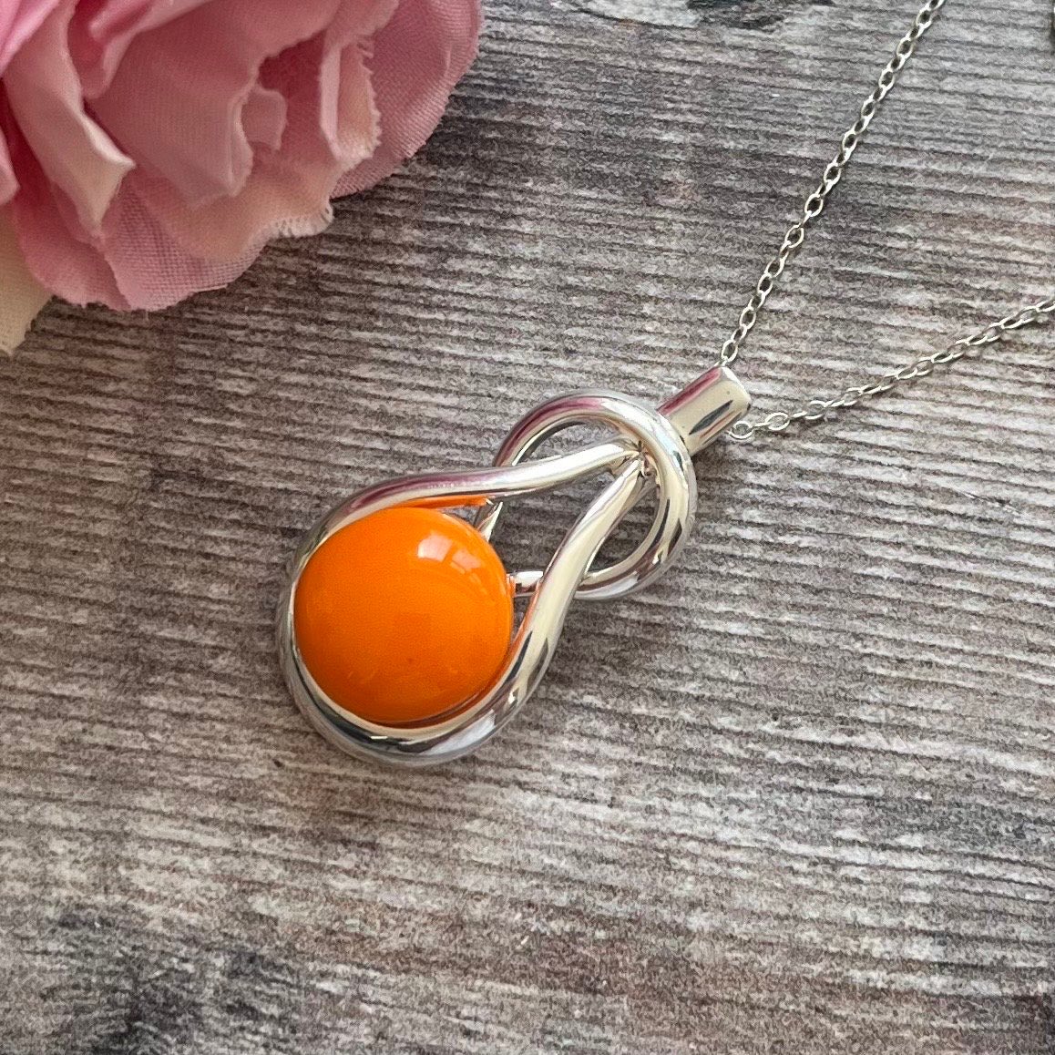 1Beautifulglass's tweet photo. Some bright orange for the summer 😁. Co-ordinating earrings also available #bizbubble #ukhashtags #shopsmall #etsyuk #fusedglass https://t.co/b0miC8N8V0