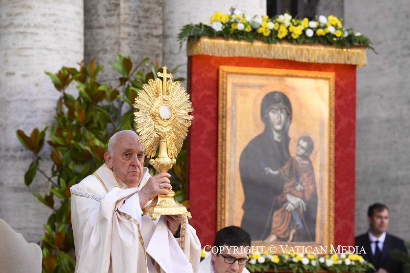 On Corpus Christi, Pope Francis says “Bread of the Eucharist” belongs in “streets filled with rubble and destruction,” and warns against “flashy” processions just to “show off.” vaticannews.va/en/pope/news/2…