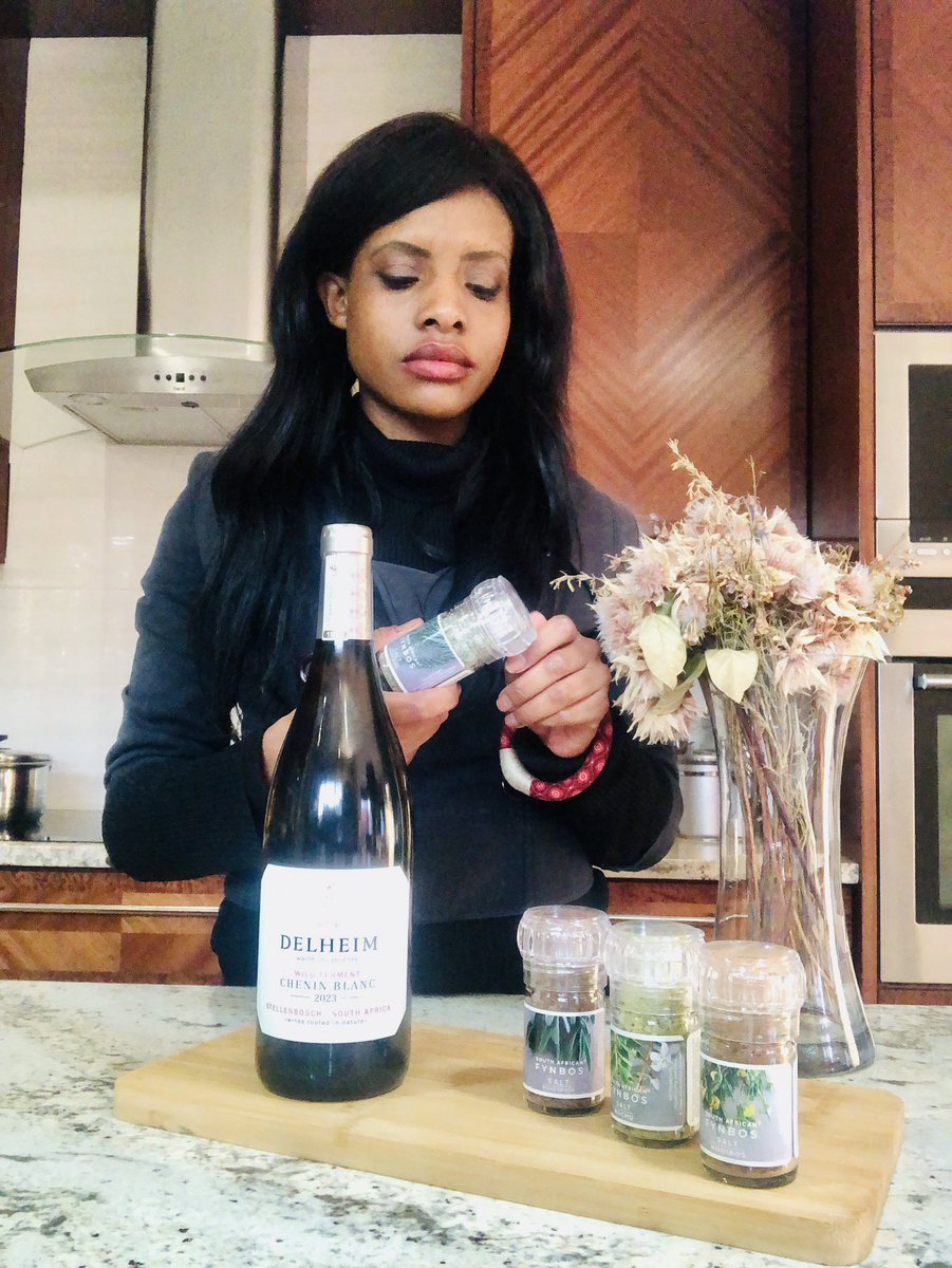 TsepangMolisana's tweet photo. Salt of the Earth 🌿
Spending a morning @inmykitchenpod with @delheimwines Wild Ferment @CheninBlancSA 2023,a storied wine from a 3.5ha vineyard planted in 1986 in @StellWineRoute
Accompanied by the uniquely South African #CapeTownFynbos
#InMyKitchenpod
#Delheim
#DrinkChenin https://t.co/sKgPfmvtB4