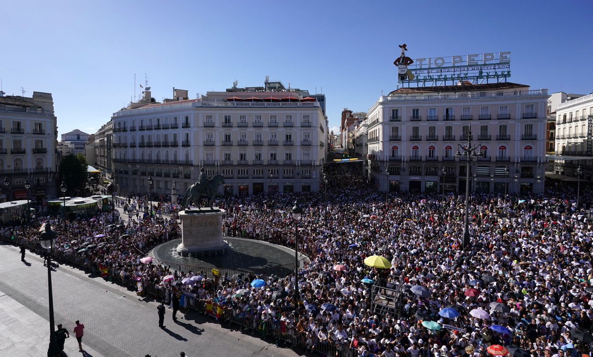 IdiazAyuso's tweet photo. Recibimos al mejor equipo de fútbol del mundo en la Comunidad de Madrid, en la Puerta del Sol, la casa de todos. 

Gracias @realmadrid por llevar la marca Madrid por todo el planeta. https://t.co/Pj7v0MwxEA
