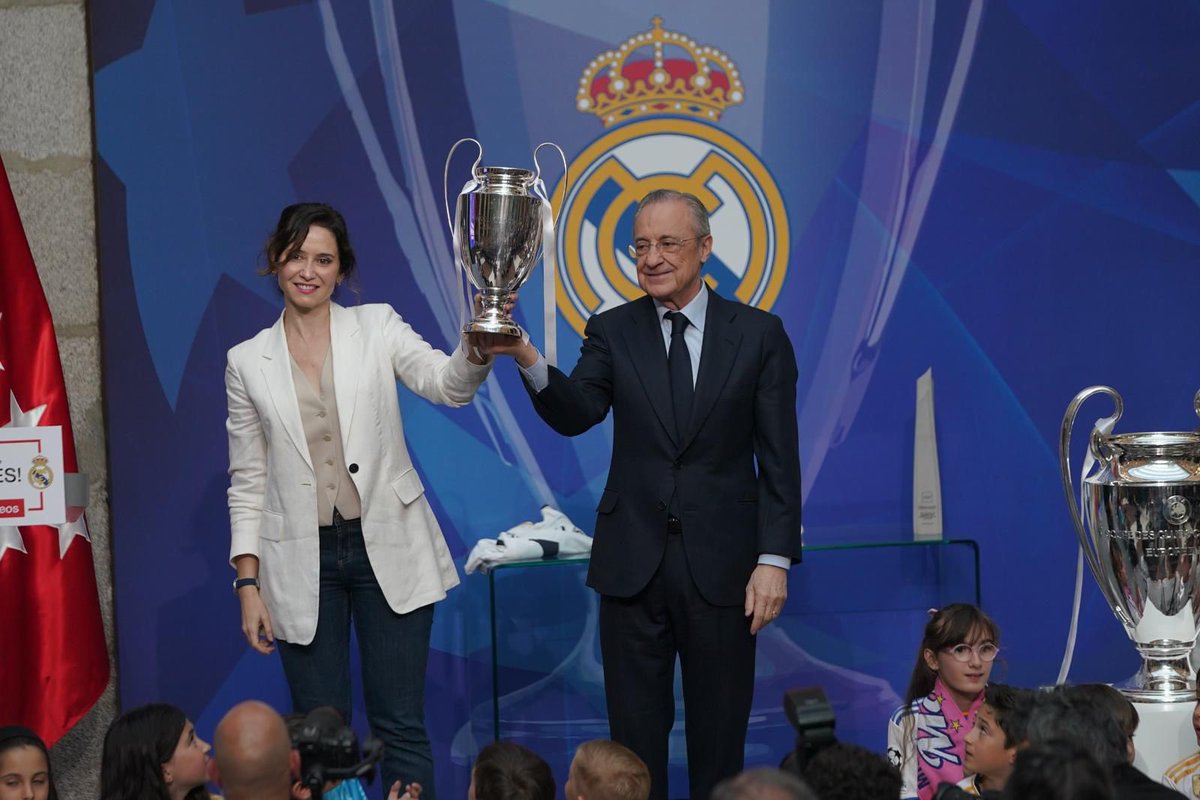 IdiazAyuso's tweet photo. Recibimos al mejor equipo de fútbol del mundo en la Comunidad de Madrid, en la Puerta del Sol, la casa de todos. 

Gracias @realmadrid por llevar la marca Madrid por todo el planeta. https://t.co/Pj7v0MwxEA
