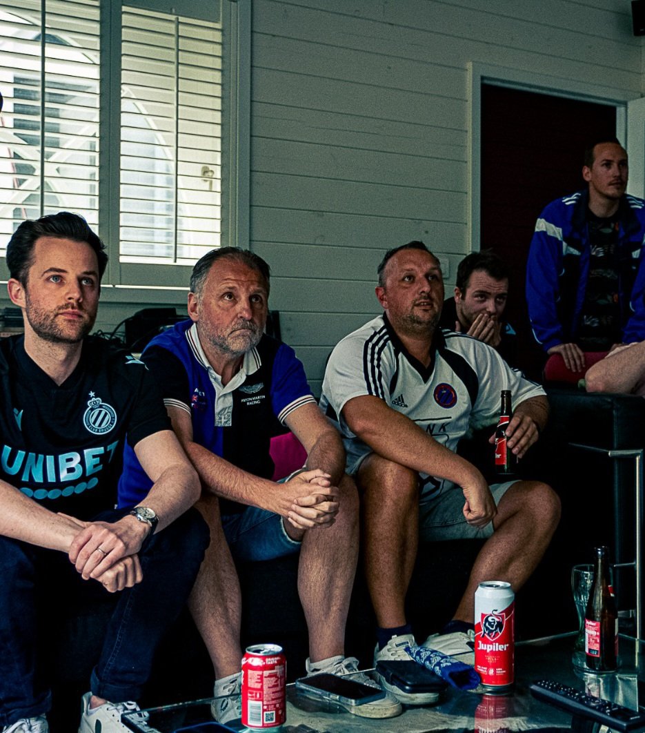 Heerlijk momentje een paar weken geleden 😀...

Mauve-Club bekeken met een groot deel van <a href="/deklokkepodcast/">De Klokke Podcast</a> 💙🖤💪: <a href="/HNoyelle/">Hans Noyelle</a>, Mathias, <a href="/Karel_DMeester/">Karel De Meester 🌈</a>, ikzelf, <a href="/WispF1/">Rob De Wachter</a> en <a href="/Tibovl/">Tibo</a>!

Samen de stress doorbeten, en gefeest achteraf. Dé stap gezet naar de 19de titel van #ClubBrugge.