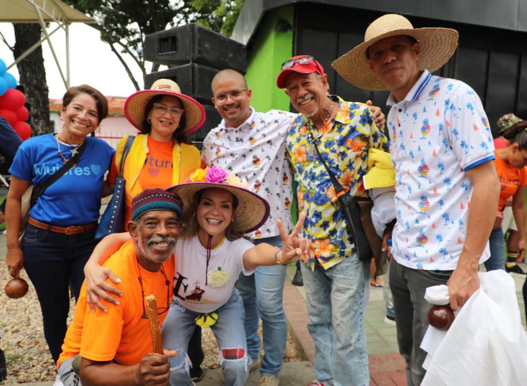 DhelizAlvarez's tweet photo. Qué emoción venir a Valencia con el @movfuturoven a celebrar el I Encuentro Internacional en honor a San Juan Bautista, Patrimonio Cultural Inmaterial de la Humanidad. 

¡El Presidente @NicolasMaduro siempre apoyando la cultura popular! https://t.co/7qALg9Myk4