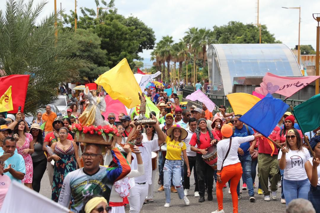 DhelizAlvarez's tweet photo. Qué emoción venir a Valencia con el @movfuturoven a celebrar el I Encuentro Internacional en honor a San Juan Bautista, Patrimonio Cultural Inmaterial de la Humanidad. 

¡El Presidente @NicolasMaduro siempre apoyando la cultura popular! https://t.co/7qALg9Myk4