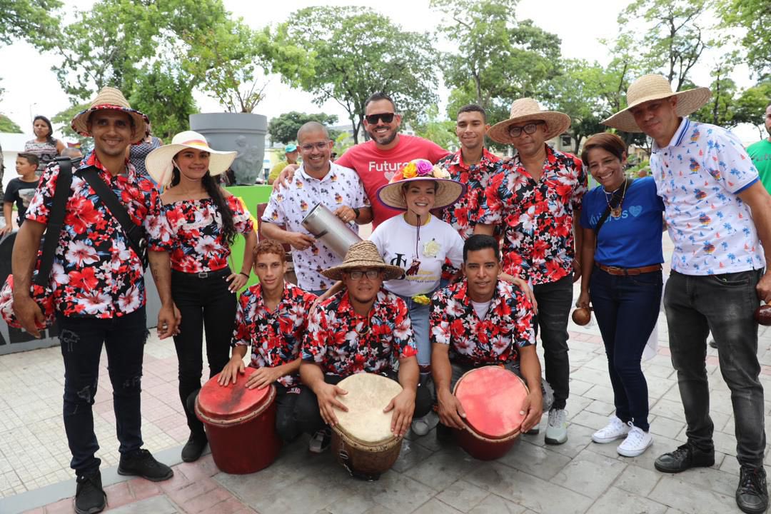 DhelizAlvarez's tweet photo. Qué emoción venir a Valencia con el @movfuturoven a celebrar el I Encuentro Internacional en honor a San Juan Bautista, Patrimonio Cultural Inmaterial de la Humanidad. 

¡El Presidente @NicolasMaduro siempre apoyando la cultura popular! https://t.co/7qALg9Myk4