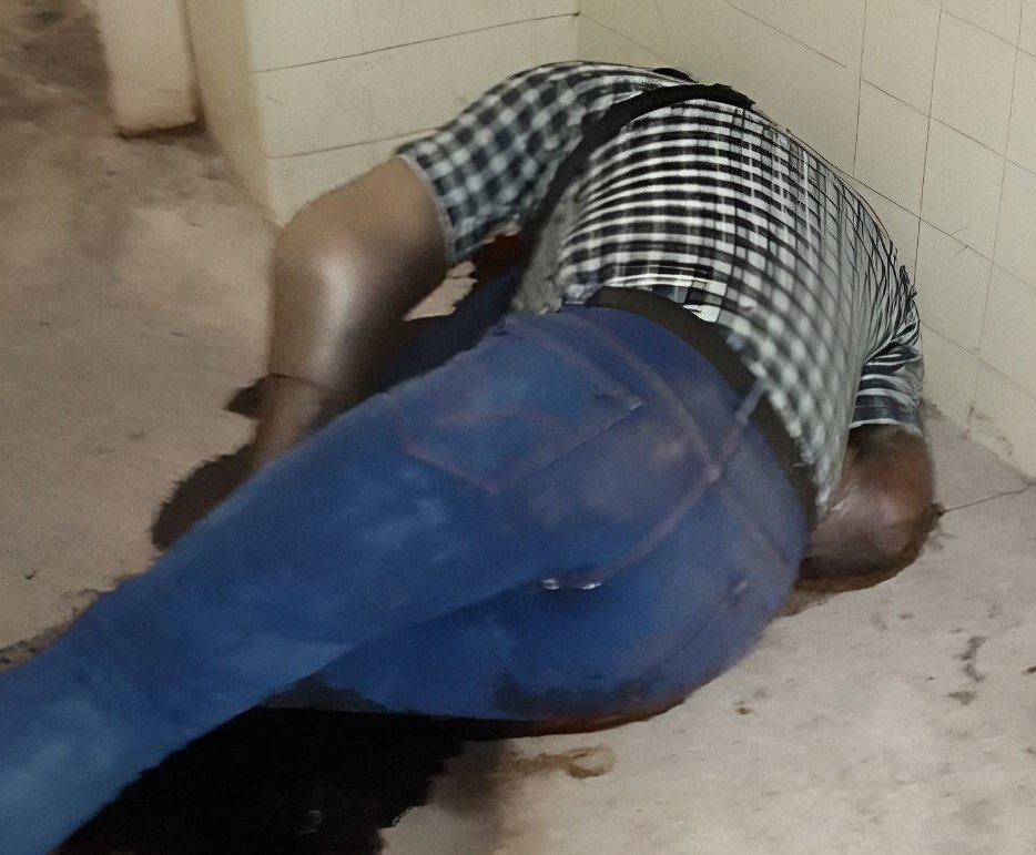 InforTvenezuela's tweet photo. Hallan el cadáver de un hombre en uno de los baños del hospital de los Magallanes en Catia, Caracas.

El hecho ocurrió en horas de la mañana de este sábado 1 de Junio en el piso 9 del mencionado centro hospitalario.

Según información por trabajadores del hospital, uno de los vigilantes fue el que encontró el cadáver ya que se supone que tenía varios días allí muerto y la pestilencia se estaba expandiendo en el ambiente. 

El cadáver tenía gusanos en la cara y rastros de descomposición de algunos dias de fallecido.

Hasta el momento se desconocen las causas del suceso ni la identidad del hoy occiso. 

Al lugar llegaron funcionarios del Cicpc para el levantamiento del cadáver y las investigaciones correspondientes.