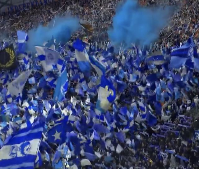 VirageD's tweet image. Des supporters de l’@OM_Officiel se réjouissent du bonheur de Saint-Etienne.
Allez vous acheter une culture foot et un livre d’histoire.
#teamom #Footix