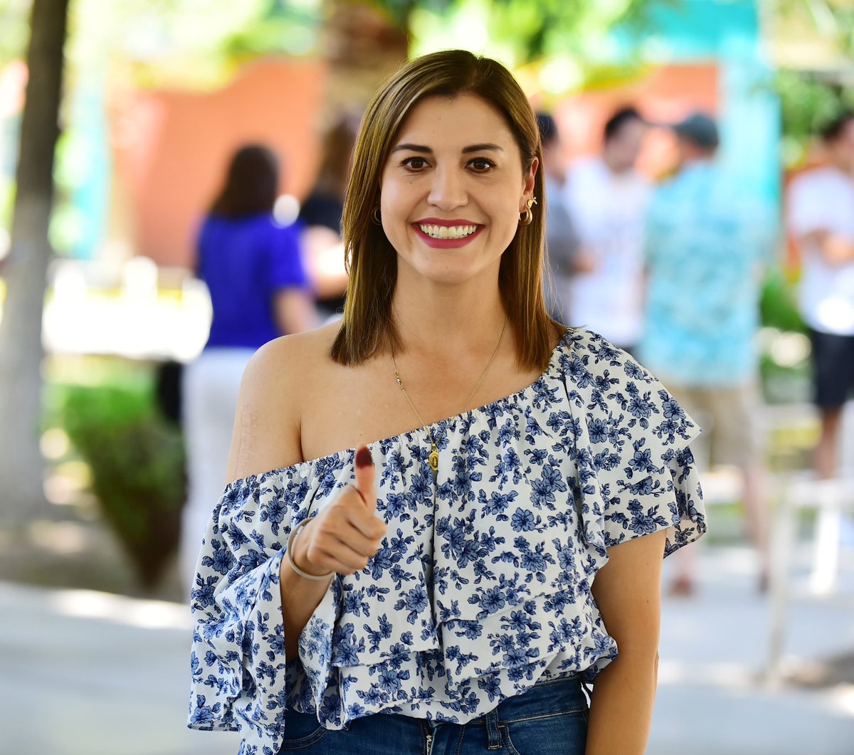 Gabyvazquezch's tweet photo. Iniciamos el día cumpliendo con nuestro deber cívico de votar.

Lo hacemos con todo el corazón convencidos de la importancia de la participación ciudadana. 

¡Acudamos todos a las urnas y hagamos que nuestra voz sea escuchada! https://t.co/r4kIjz6pZt