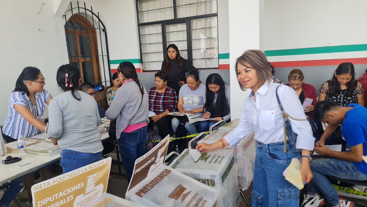 Con mucho ánimo emitiendo mi voto esta mañana. ¡Votemos en libertad por México y Tlaxcala!