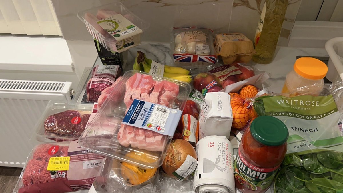 phulushe's tweet image. Every time I go to the supermarket, I like to lay out the items and check what I have bought every time I get home.
Oh , how much do you think a pound of cherries cost in the UK?