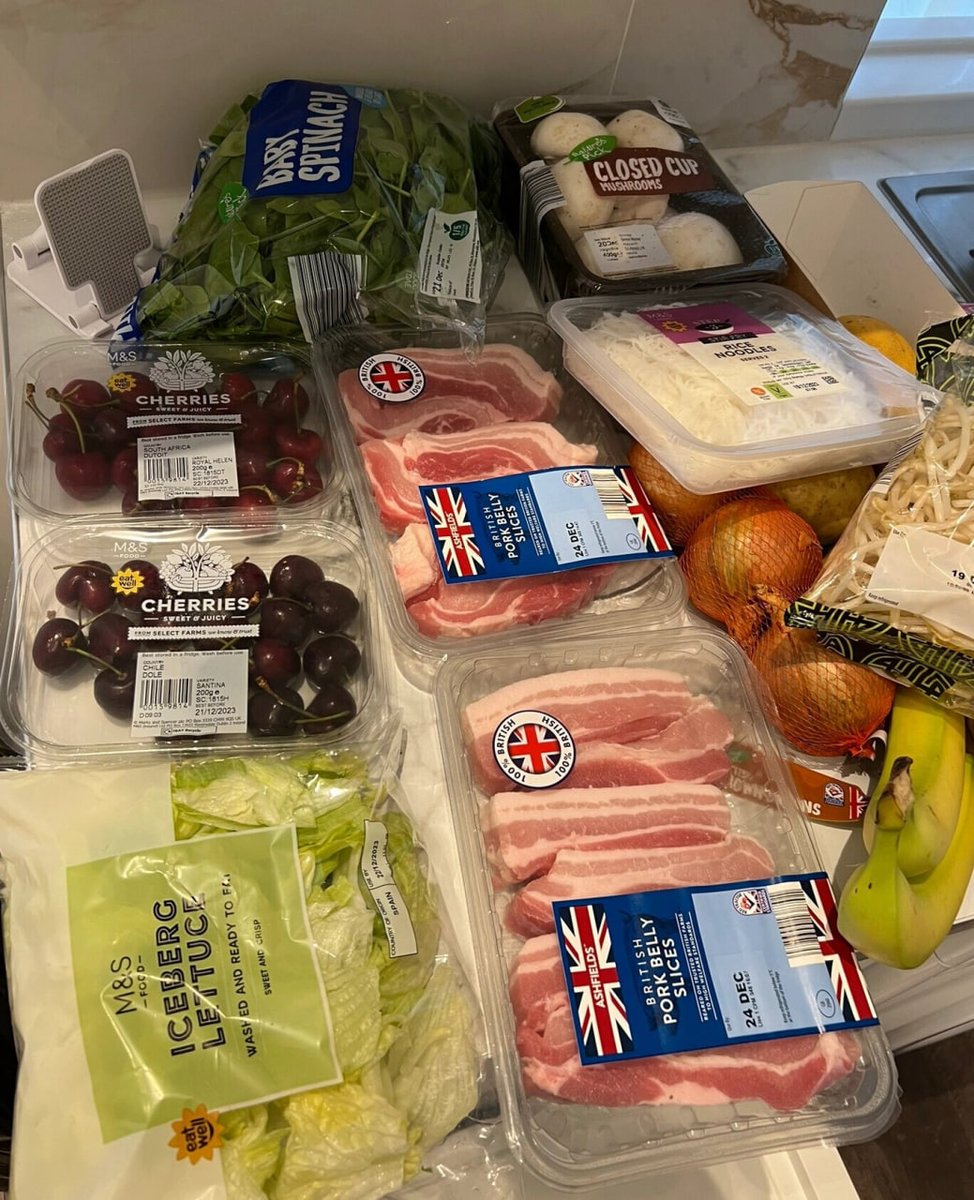 phulushe's tweet image. Every time I go to the supermarket, I like to lay out the items and check what I have bought every time I get home.
Oh , how much do you think a pound of cherries cost in the UK?
