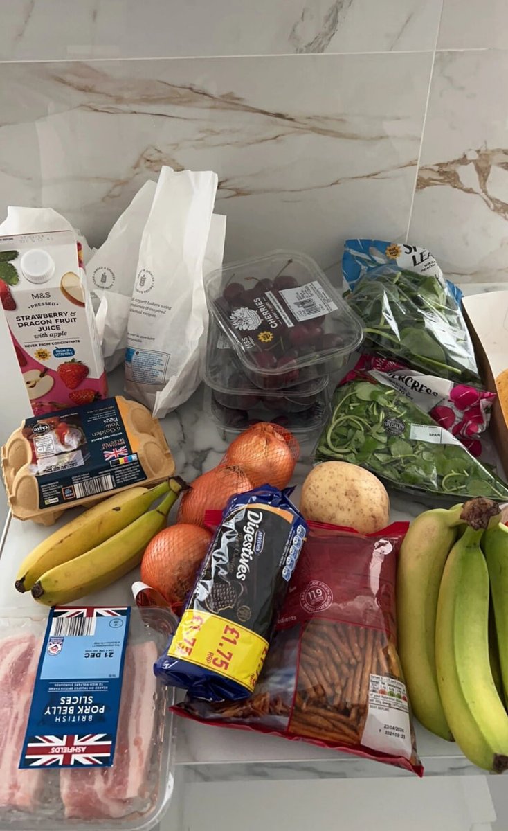 phulushe's tweet image. Every time I go to the supermarket, I like to lay out the items and check what I have bought every time I get home.
Oh , how much do you think a pound of cherries cost in the UK?