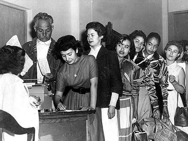 #Sabíasque  el 3 de julio de 1955, las mujeres acudieron a las urnas  para votar por vez primera, dos años después de que se reformó la Constitución? En dichas elecciones federales salieron electas las primeras diputadas federales. En 1979 Griselda Álvarez fue electa para